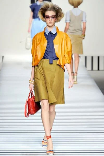 Look 32